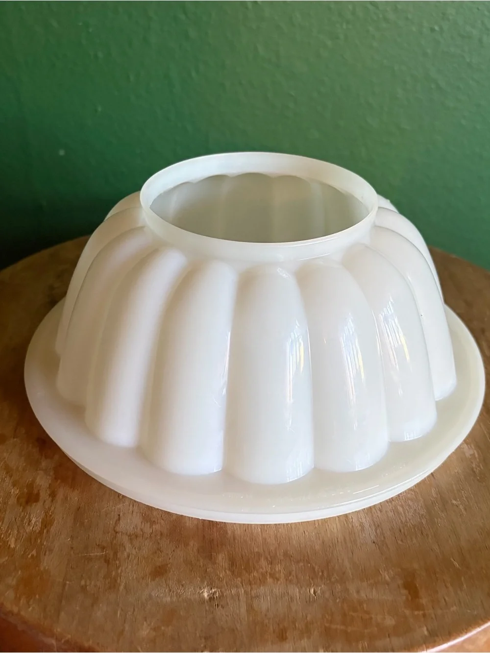 Vintage Tupperware Jel-N-Serve mold with Classic white scalloped design